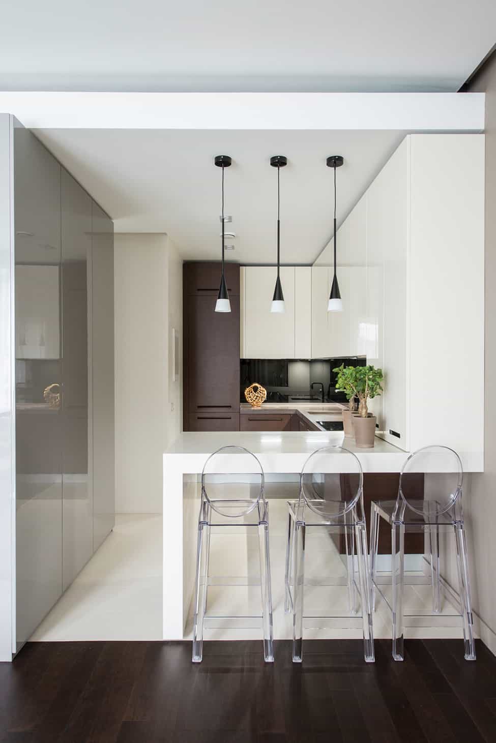 دکوراسیون آشپزخانه کوچک و مدرن با کابینت های سفید و قهوه ای که در آن رویکرد سبک مدرن و مینیمال به کار رفته است